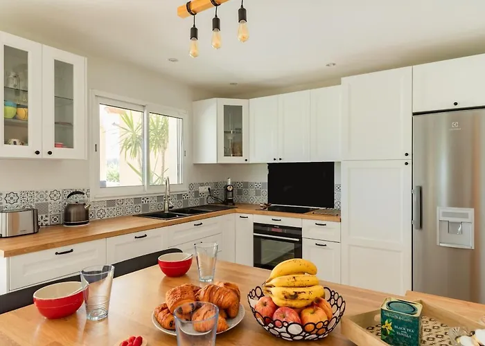 Garden & Pool بيت للعطل *