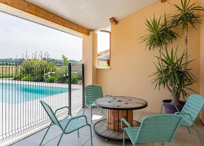 Garden & Pool بيت للعطل *